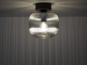 Miniaturka 1 - Lampa sufitowa Salvia 1-punktowa ze świecącą żarówką i prążkowanym szklanym kloszem