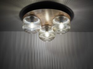 Miniaturka 1 - Lampa sufitowa Salvia 3-punktowa z zapalonymi źródłami w szklanych ryflowanych kloszach