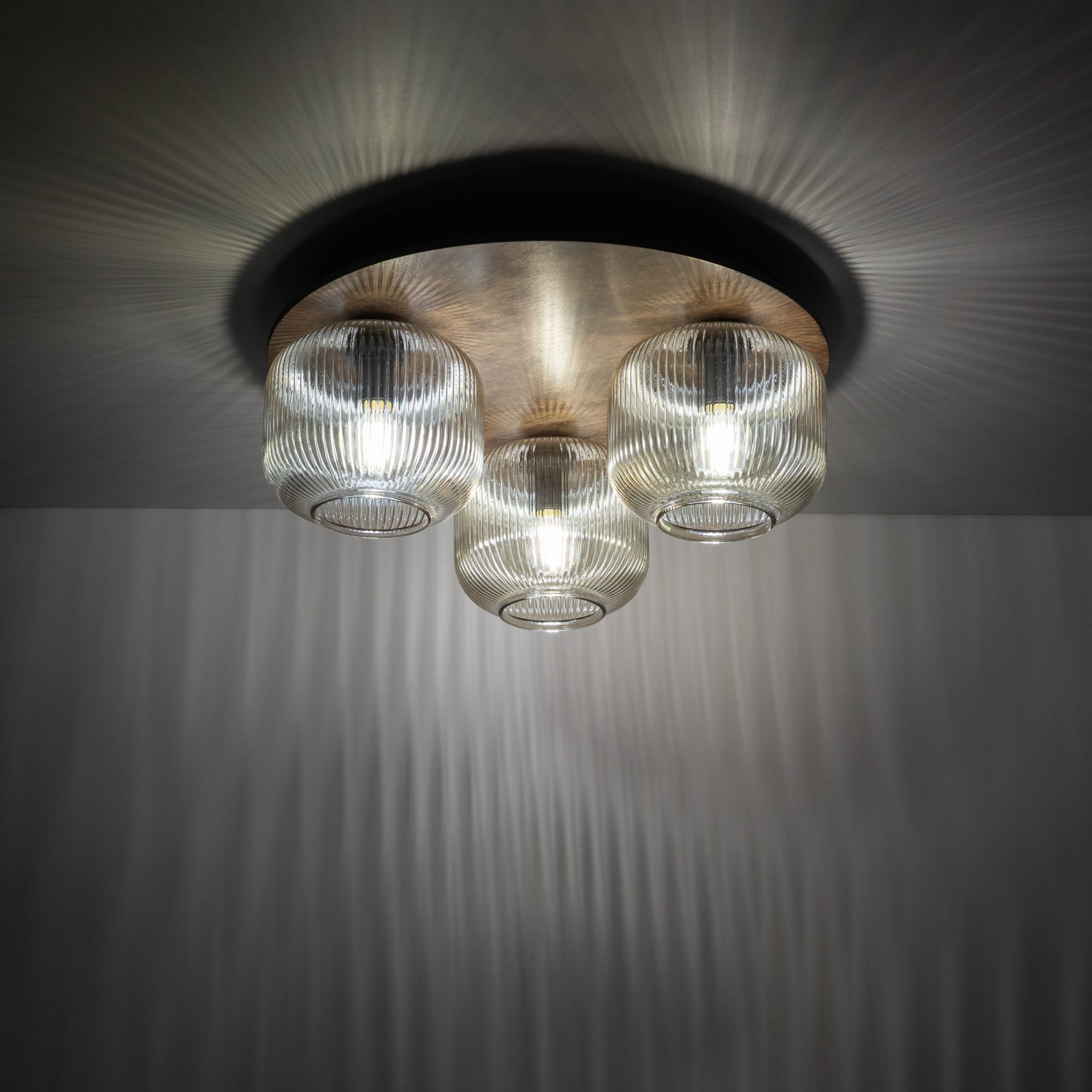 Lampa sufitowa Salvia 3-punktowa z włączonymi trzema źródłami E14 za ryflowanym szkłem