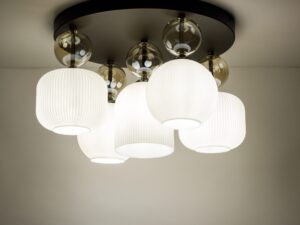 Miniaturka 4 - Lampa sufitowa Sophia z białymi kloszami w aranżacji wnętrza
