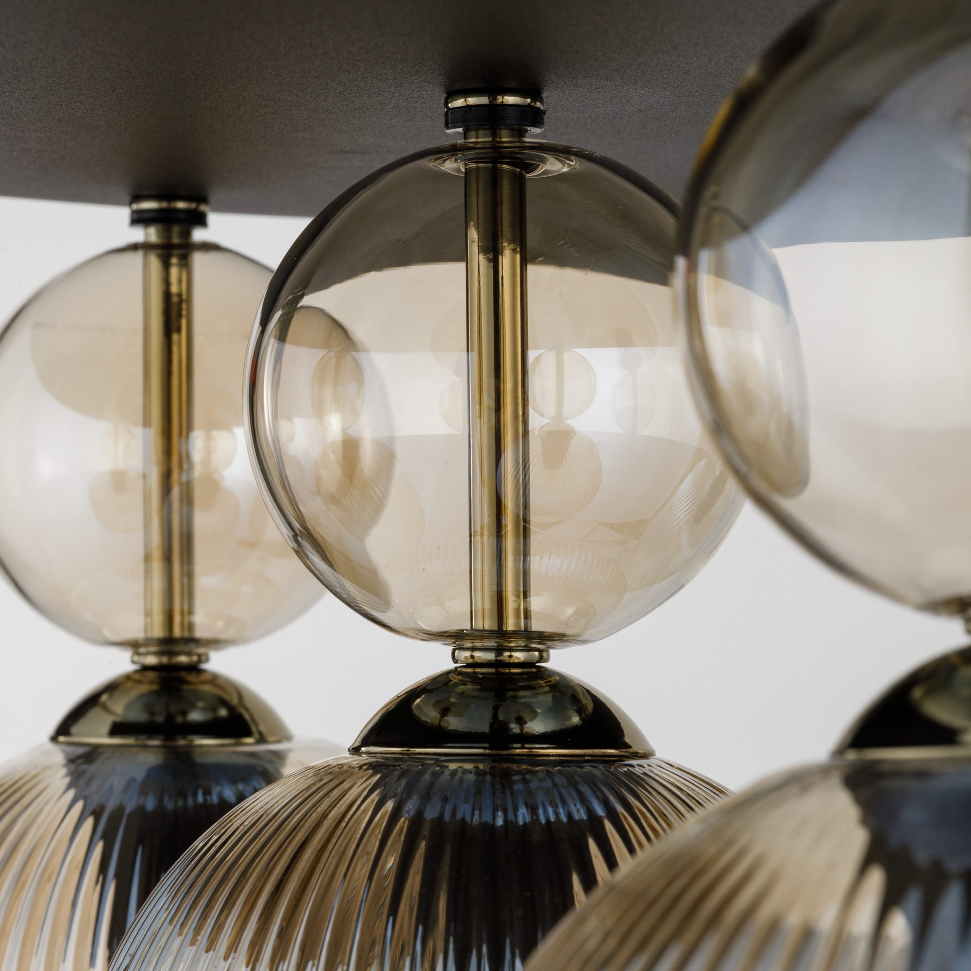 Lampa sufitowa Sophia z koniakowymi kloszami w aranżacji wnętrza