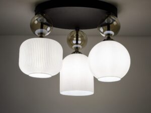 Miniaturka 4 - Lampa sufitowa Sophia z białymi kloszami i koniakowymi detalami we wnętrzu