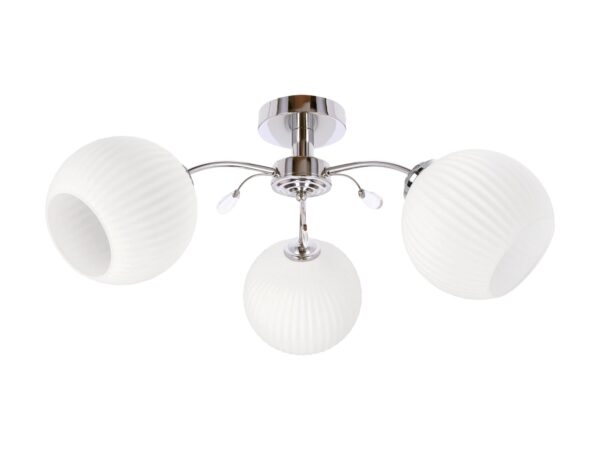 Lampa sufitowa Tamiva z trzema białymi ryflowanymi kloszami i chromowaną konstrukcją