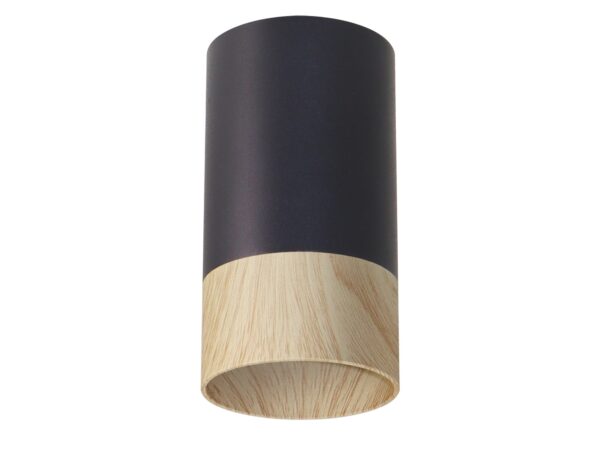 Czarna lampa sufitowa tuba Zelasa z drewnianym akcentem na białym tle