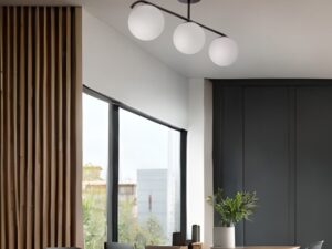 Miniaturka 3 - Czarna lampa sufitowa Venimora z trzema kloszami nad drewnianym stołem