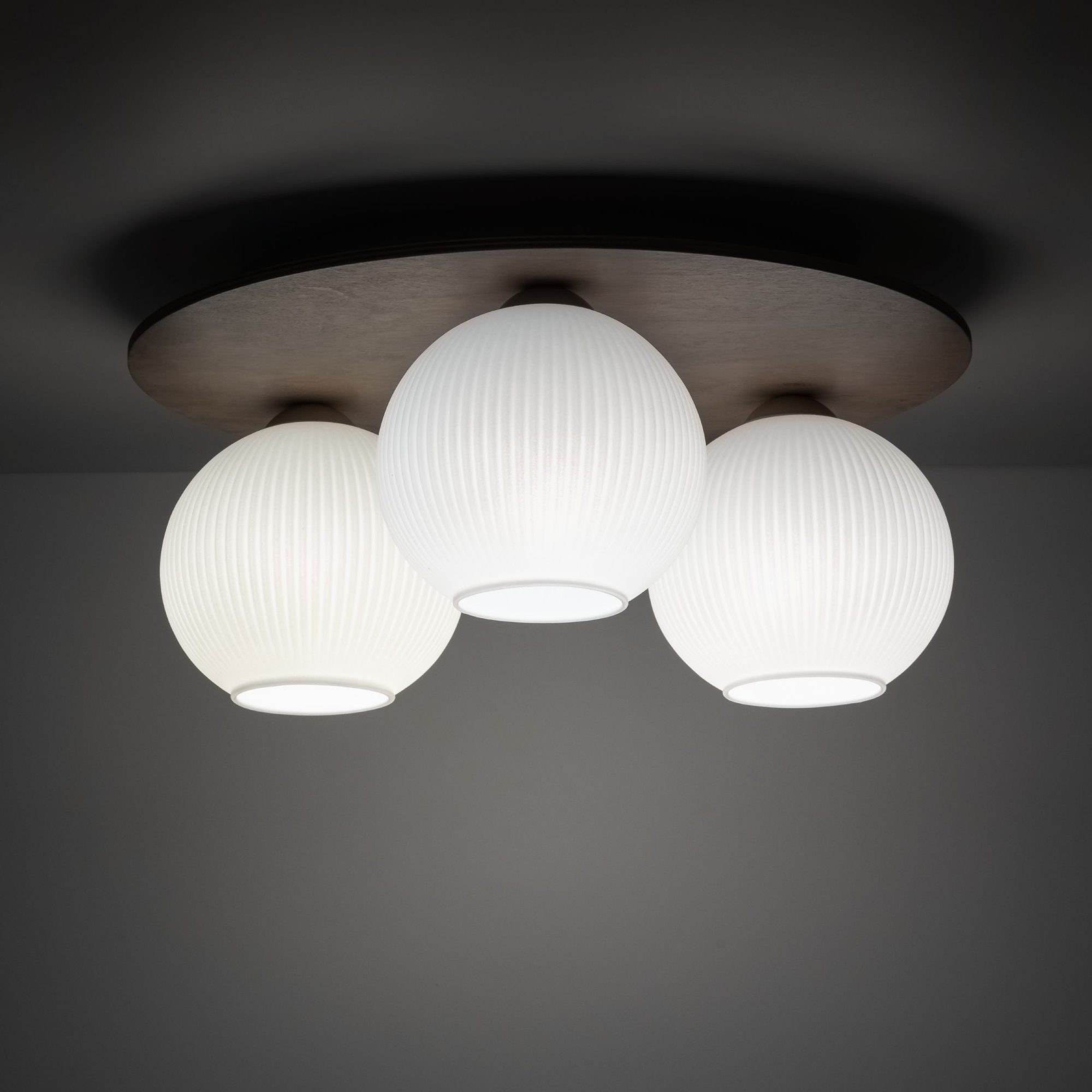 Biała lampa sufitowa Virlo z trzema szklanymi kloszami w aranżacji