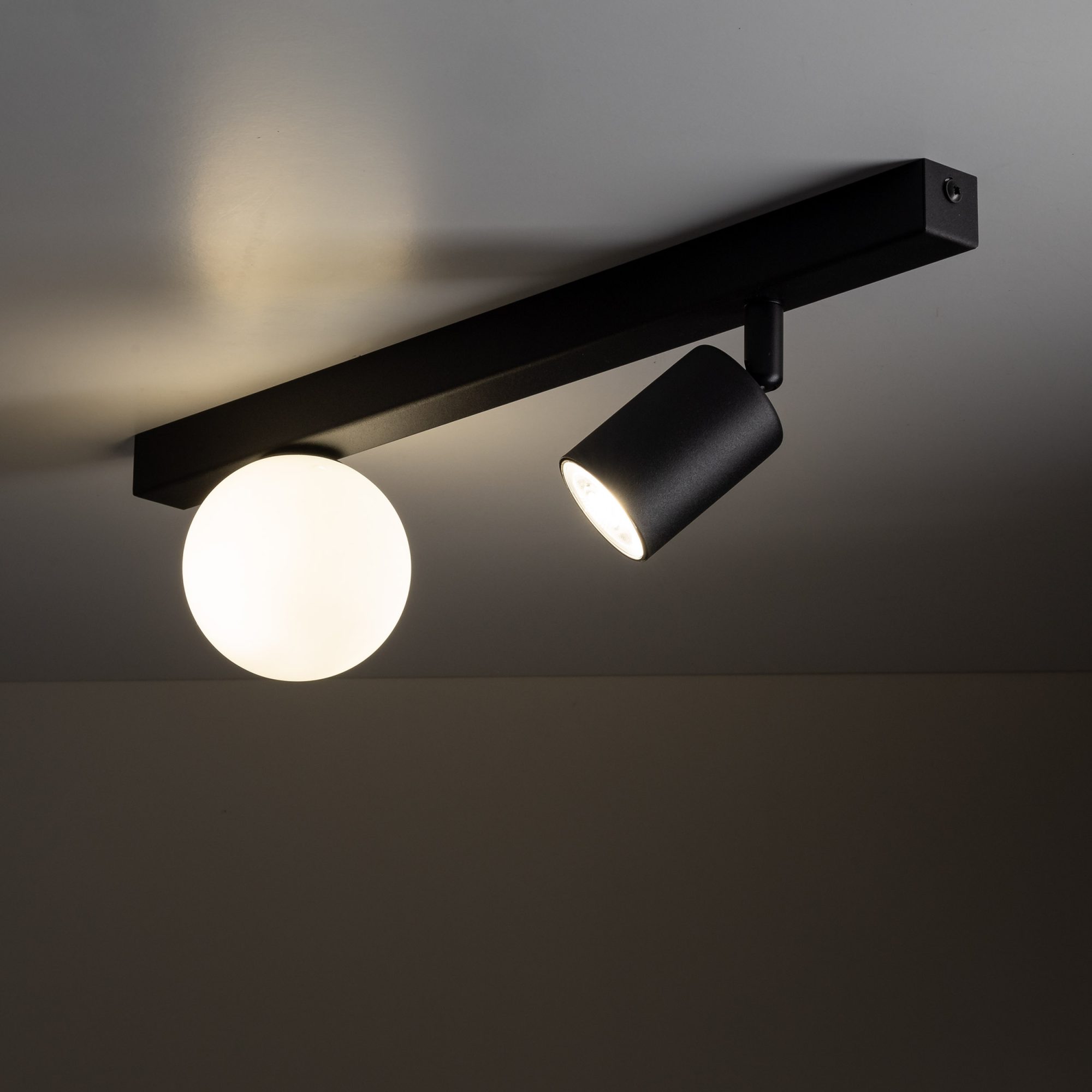 Dwupunktowa lampa sufitowa Vox z reflektorem i kulą w aranżacji