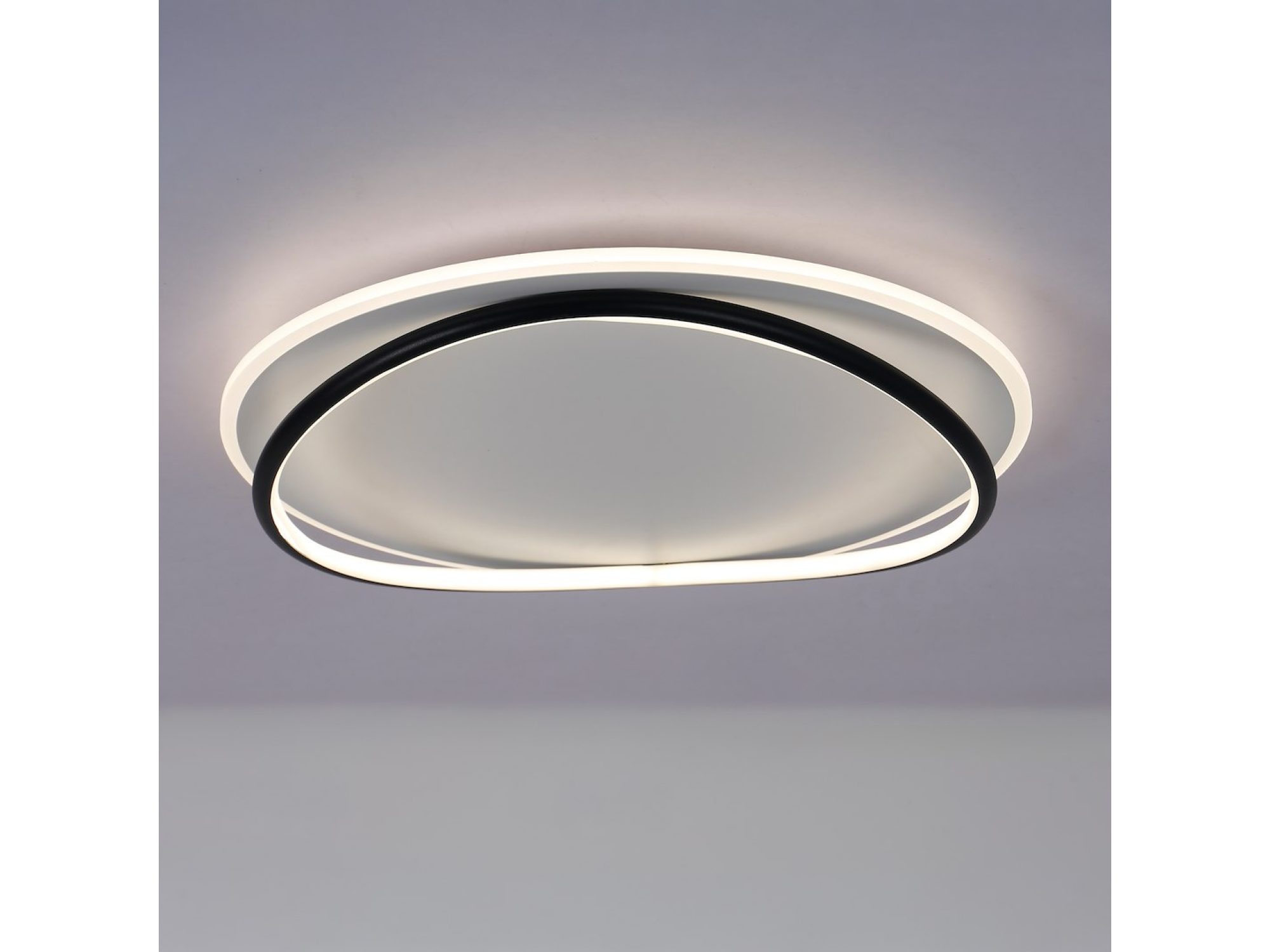 Zapalona biało-czarna lampa Zeleveta zamocowana do sufitu