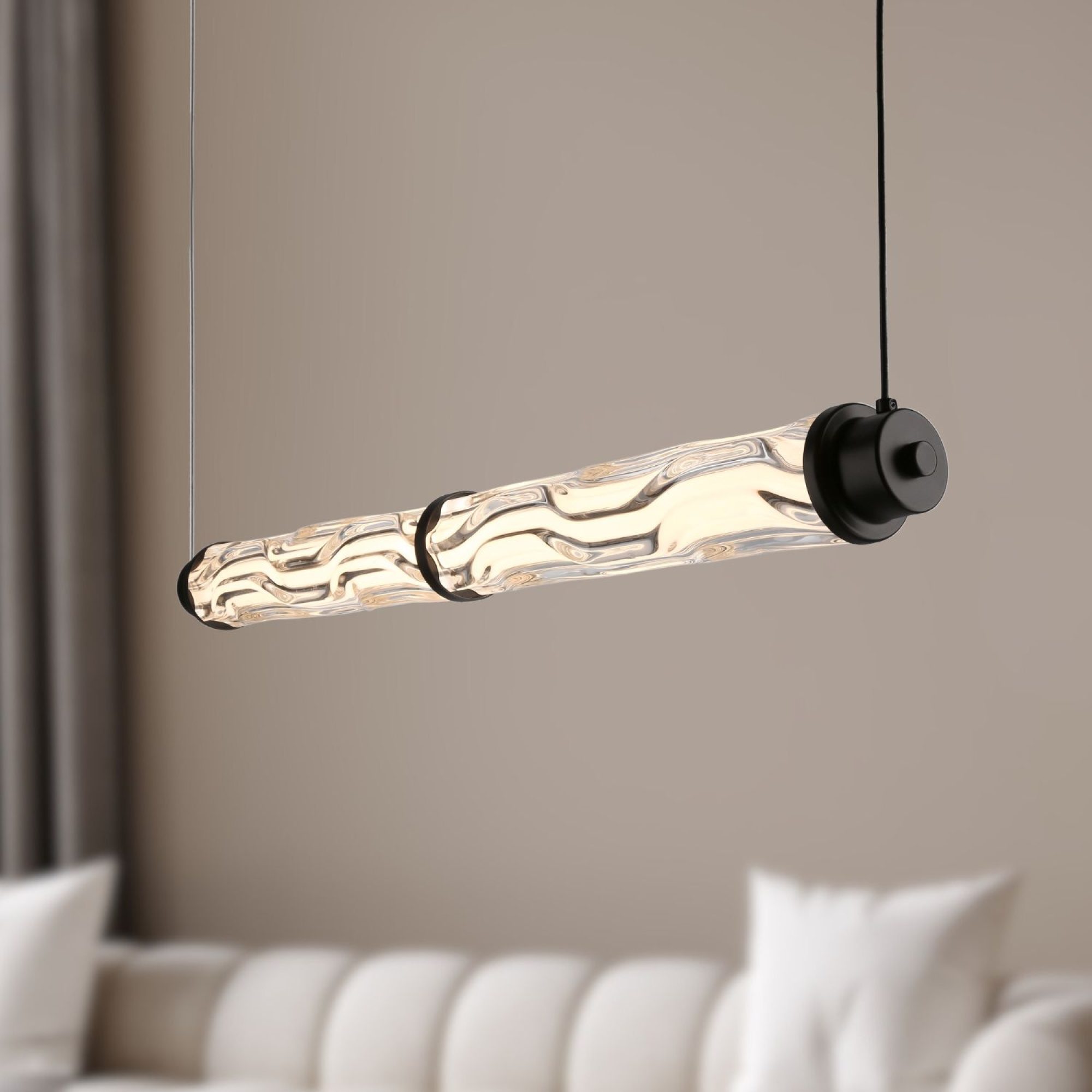 Lampa wisząca Telimio LED ze szklaną tubą świecąca w salonie