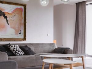 Miniaturka 1 - Lampa Tereseta z pięcioma szklanymi kloszami na suficie nad szarą sofą w salonie
