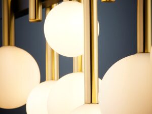 Miniaturka 5 - Lampa Akord 10 – podświetlone kule i złote tuleje w zbliżeniu