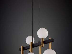 Miniaturka 3 - Lampa wisząca Akord 6 oświetlona, widok pod kątem na czarno-złotą konstrukcję