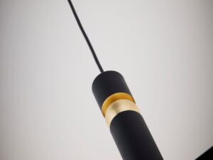 Miniaturka 6 - Lampa wisząca Alas złoto-czarna z kulistym złotym elementem, ujęcie aranżacyjne
