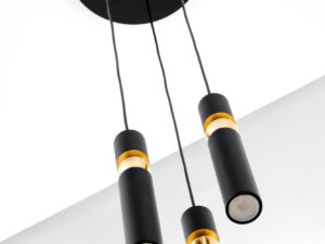 Miniaturka 4 - Lampa wisząca Alas, trzy czarne stalowe cylindry ze złotymi kulami i okrągła podsufitka
