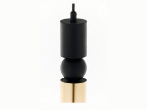 Miniaturka 7 - Zbliżenie na dolny złoty cylinder lampy wiszącej Alas z czarną kulą