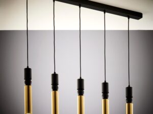 Miniaturka 2 - Lampa wisząca Alas pięć złotych cylindrów ze stalowymi czarnymi połączeniami, widok z boku