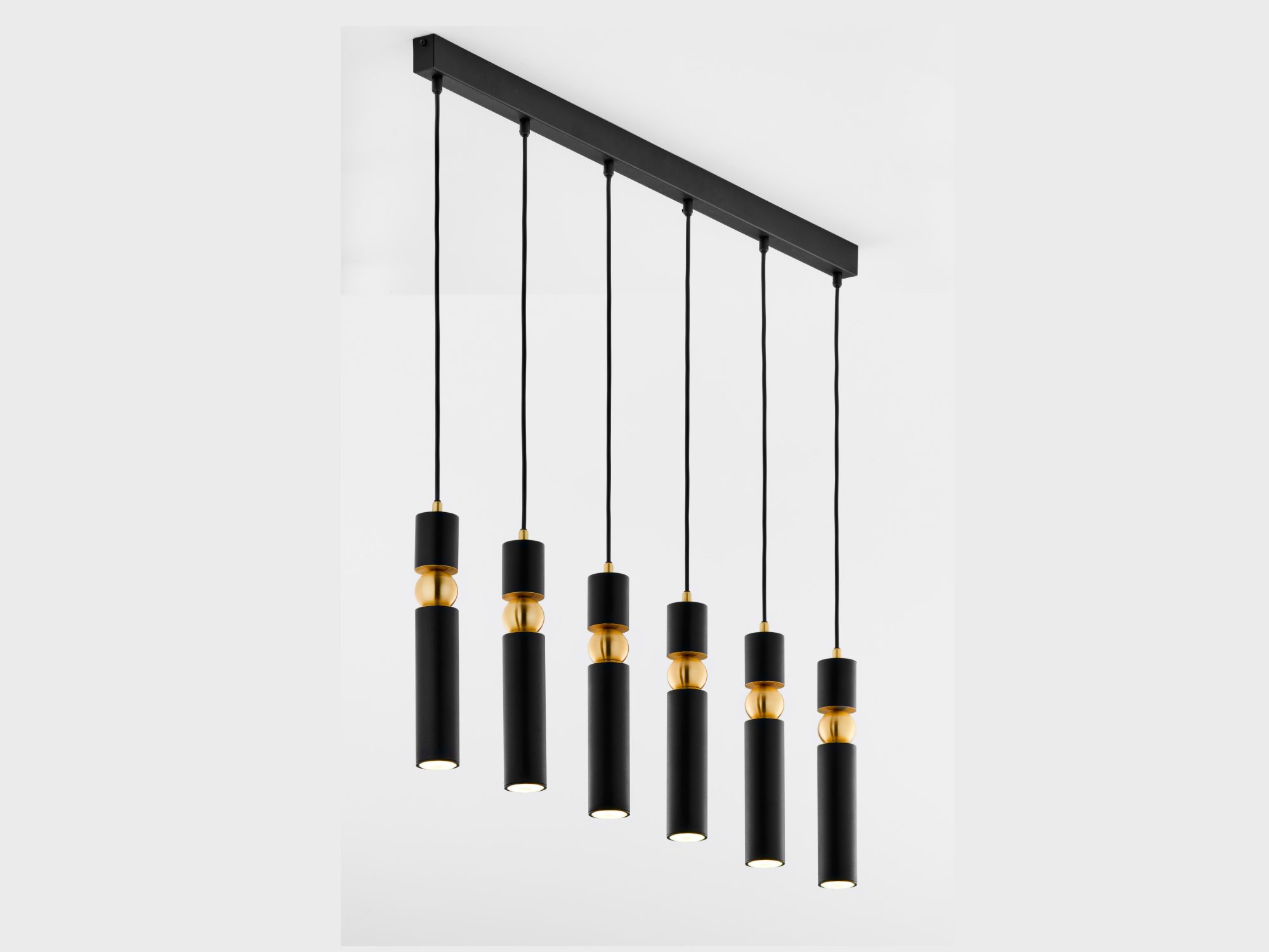 Lampa Alas z sześcioma czarnymi cylindrami i złotym detalem, ujęcie ukośne