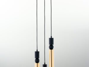 Miniaturka 5 - Lampa wisząca Alas trzy złote cylindry z czarnymi kulami oraz czarna okrągła podsufitka