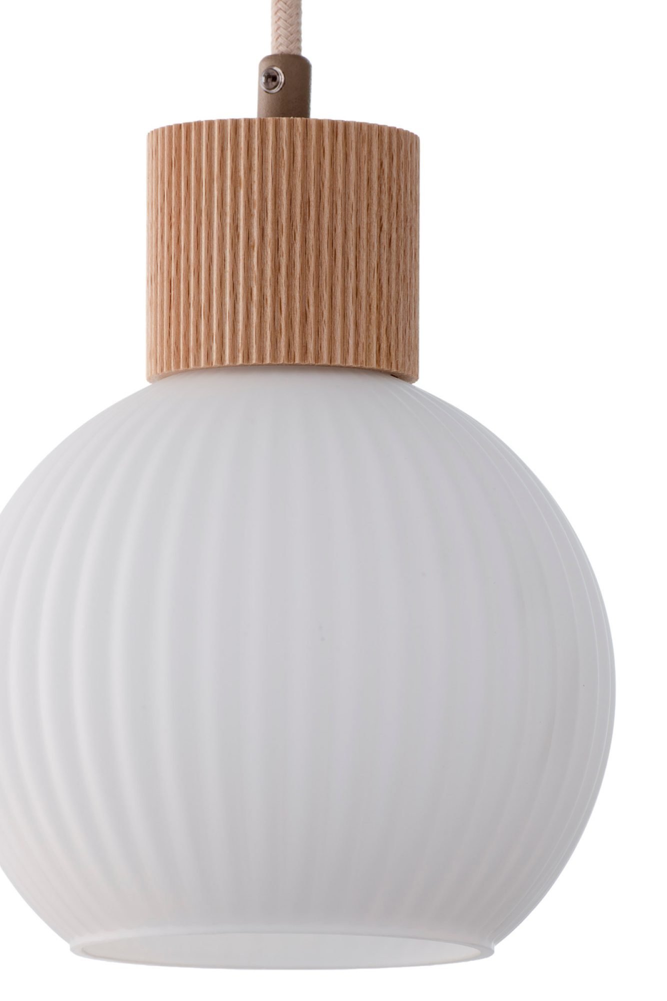 Lampa wisząca Alba 1 S – detal drewnianej oprawy i ryflowanego szkła