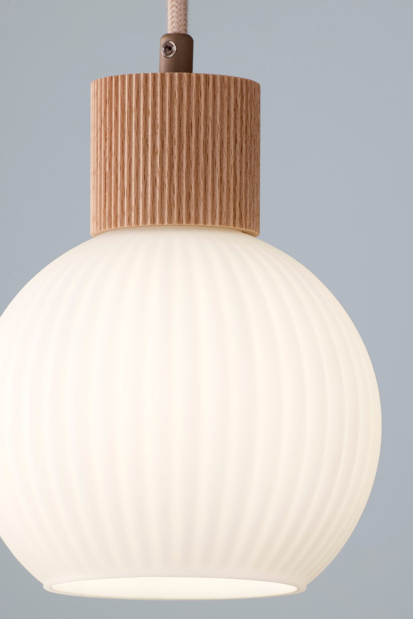 Lampa Alba 1 S z podświetlonym ryflowanym kloszem i drewnianym wykończeniem