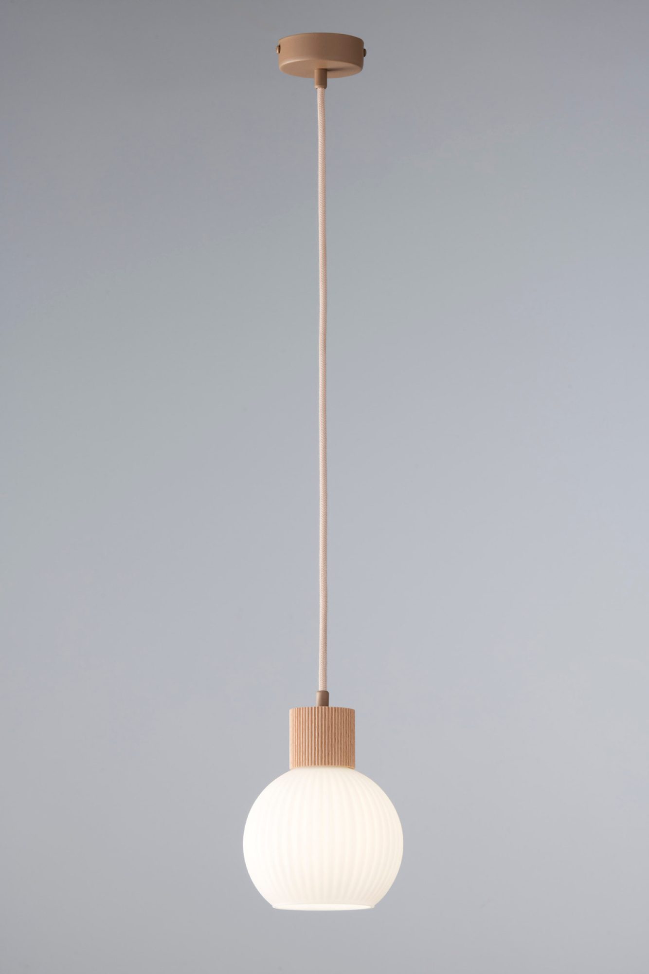 Lampa wisząca Alba 1 S ze świecącym białym kloszem na szarym tle