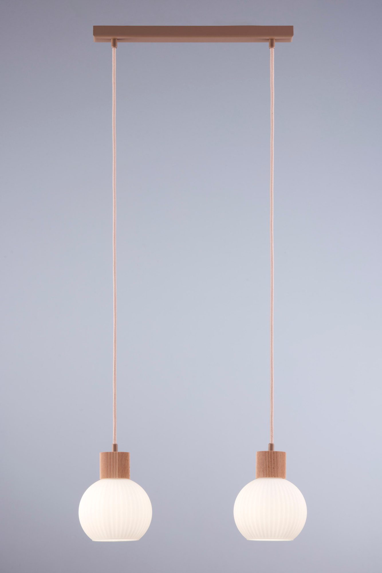Lampa wisząca Alba 2 z rozświetlonymi dwoma szklanymi kloszami