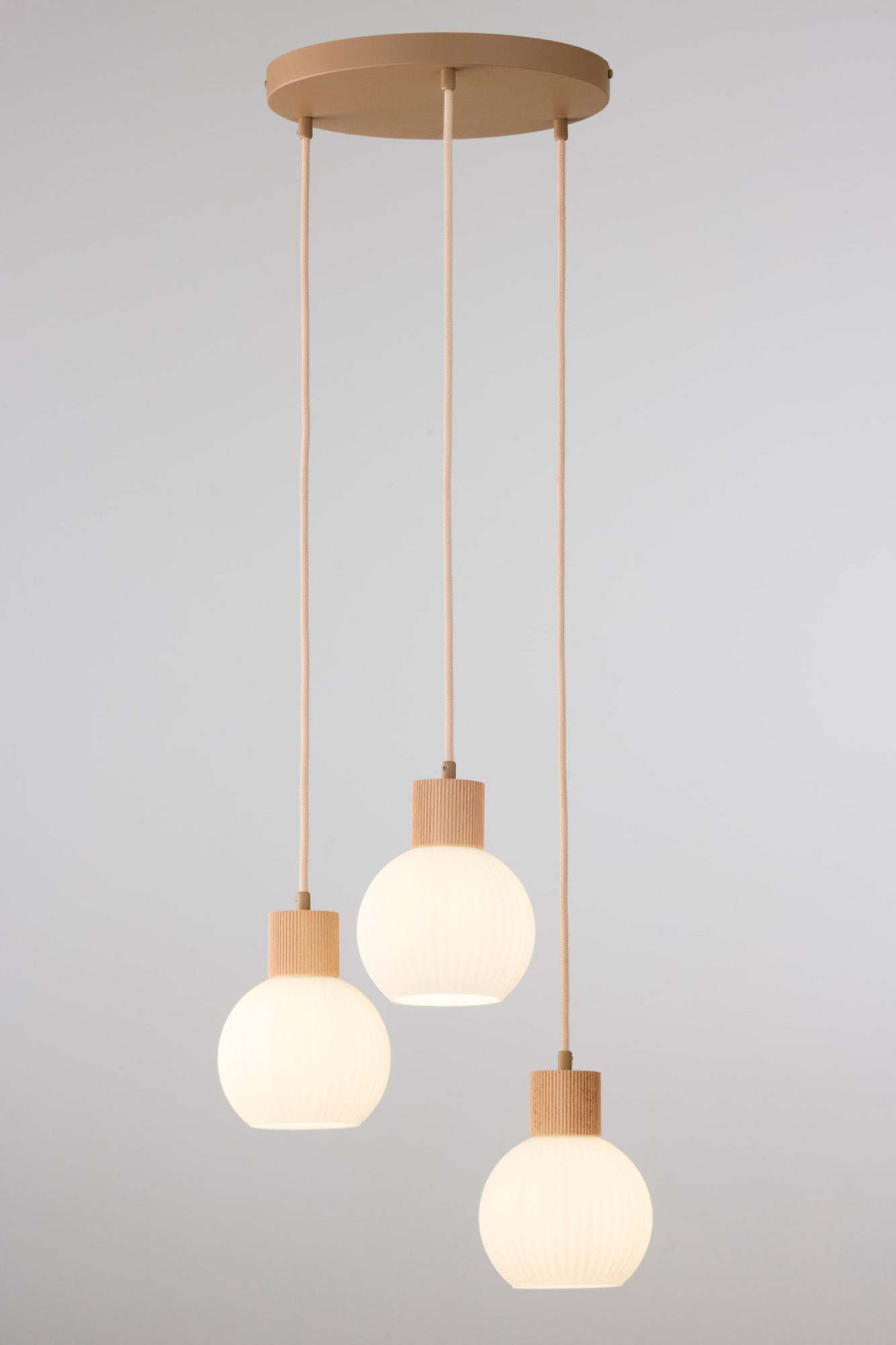 Okrągła lampa wisząca Alba 3 z trzema rozświetlonymi kloszami