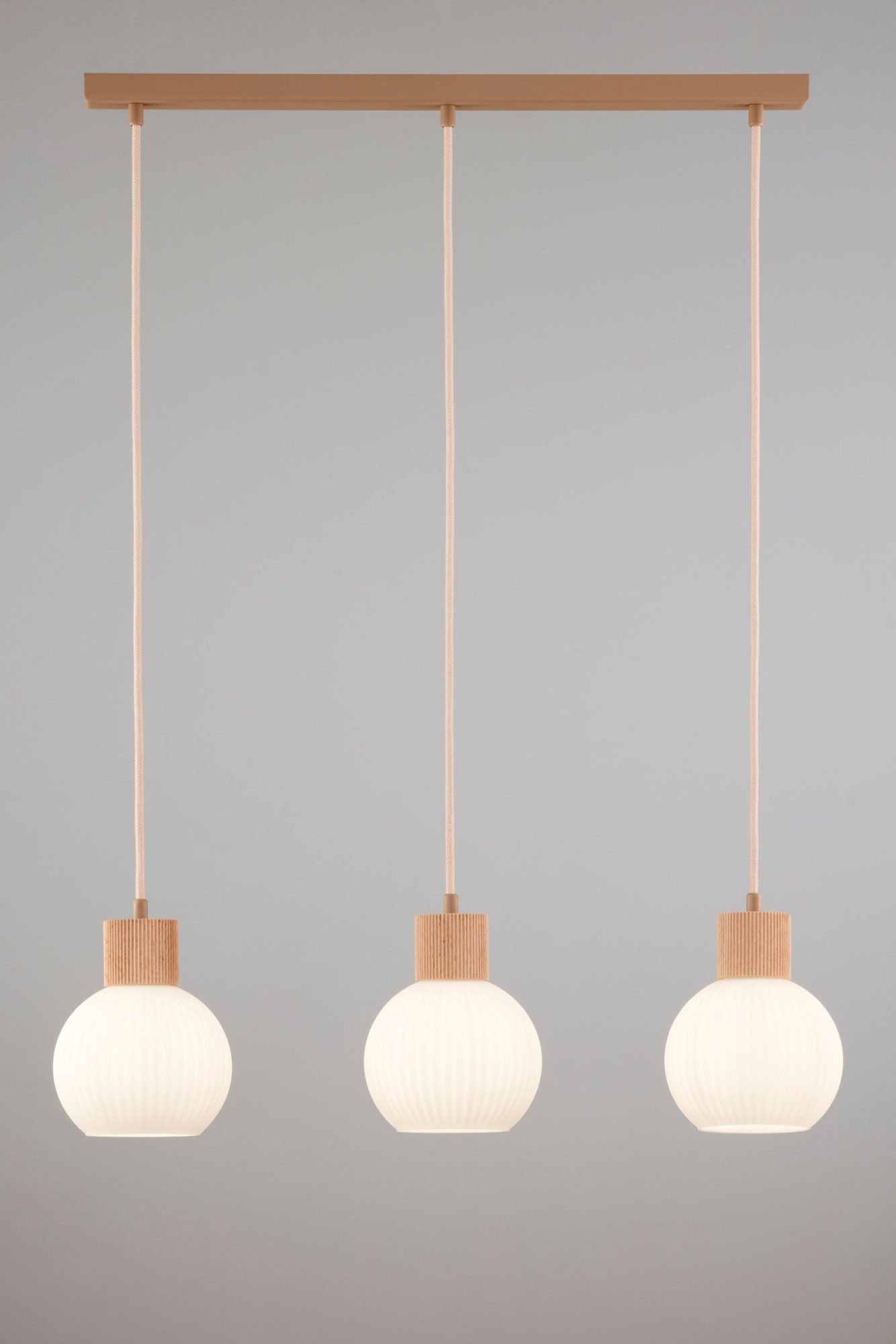 Lampa wisząca Alba 3 z trzema ryflowanymi kloszami na szarym tle