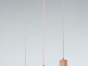 Miniaturka 4 - Lampa wisząca Alba 3 z trzema mlecznymi kulami i drewnianymi detalami na szarym tle