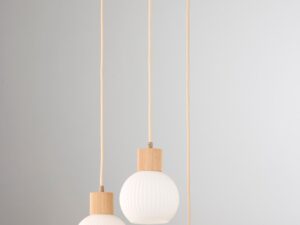 Miniaturka 1 - Lampa wisząca Alba 3 z drewnianymi detalami i trzema kloszami z bliska
