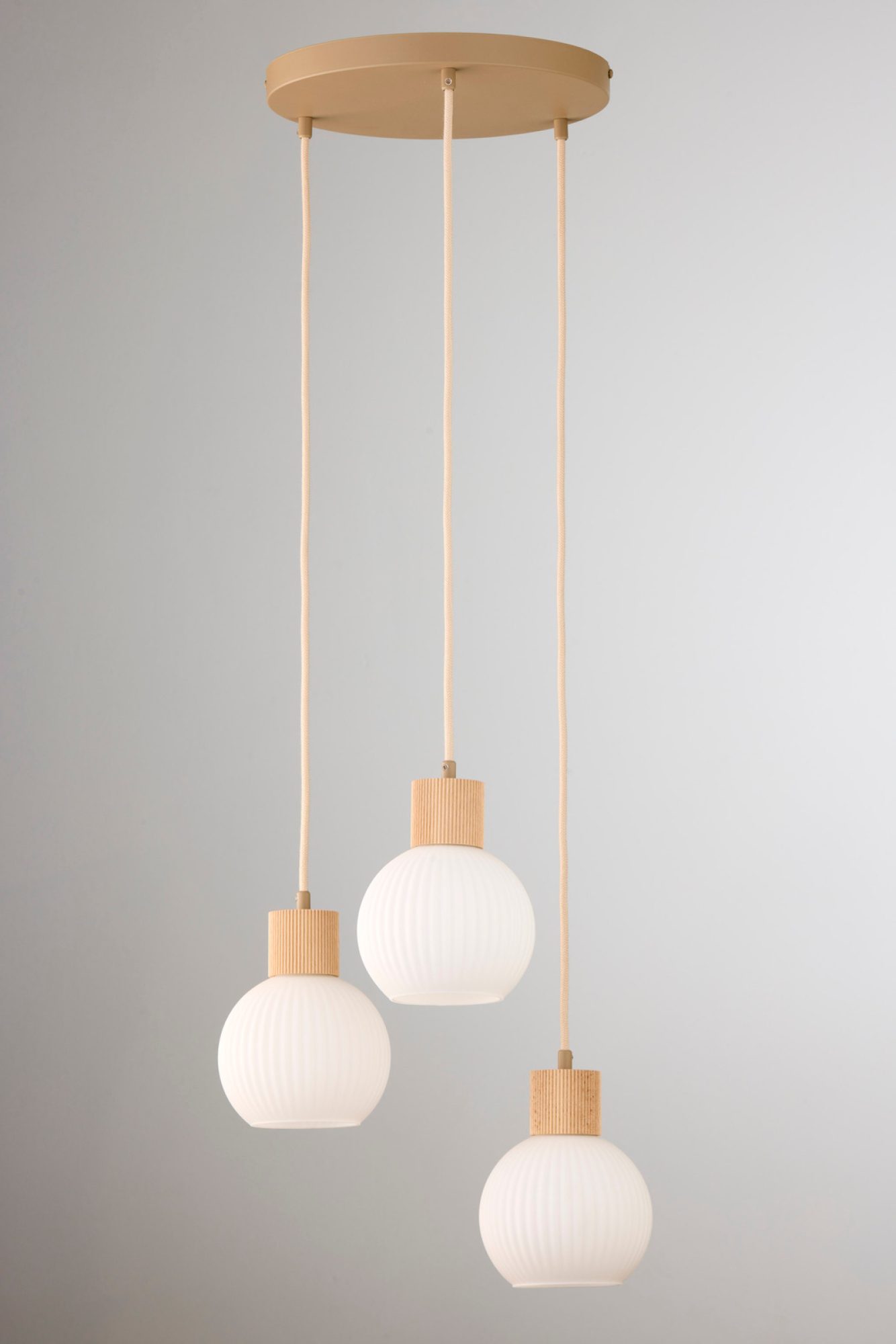 Lampa wisząca Alba 3 z drewnianymi detalami i trzema kloszami z bliska
