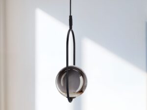 Miniaturka 3 - Lampa wisząca Alitio czarna z kulą widok w pomieszczeniu