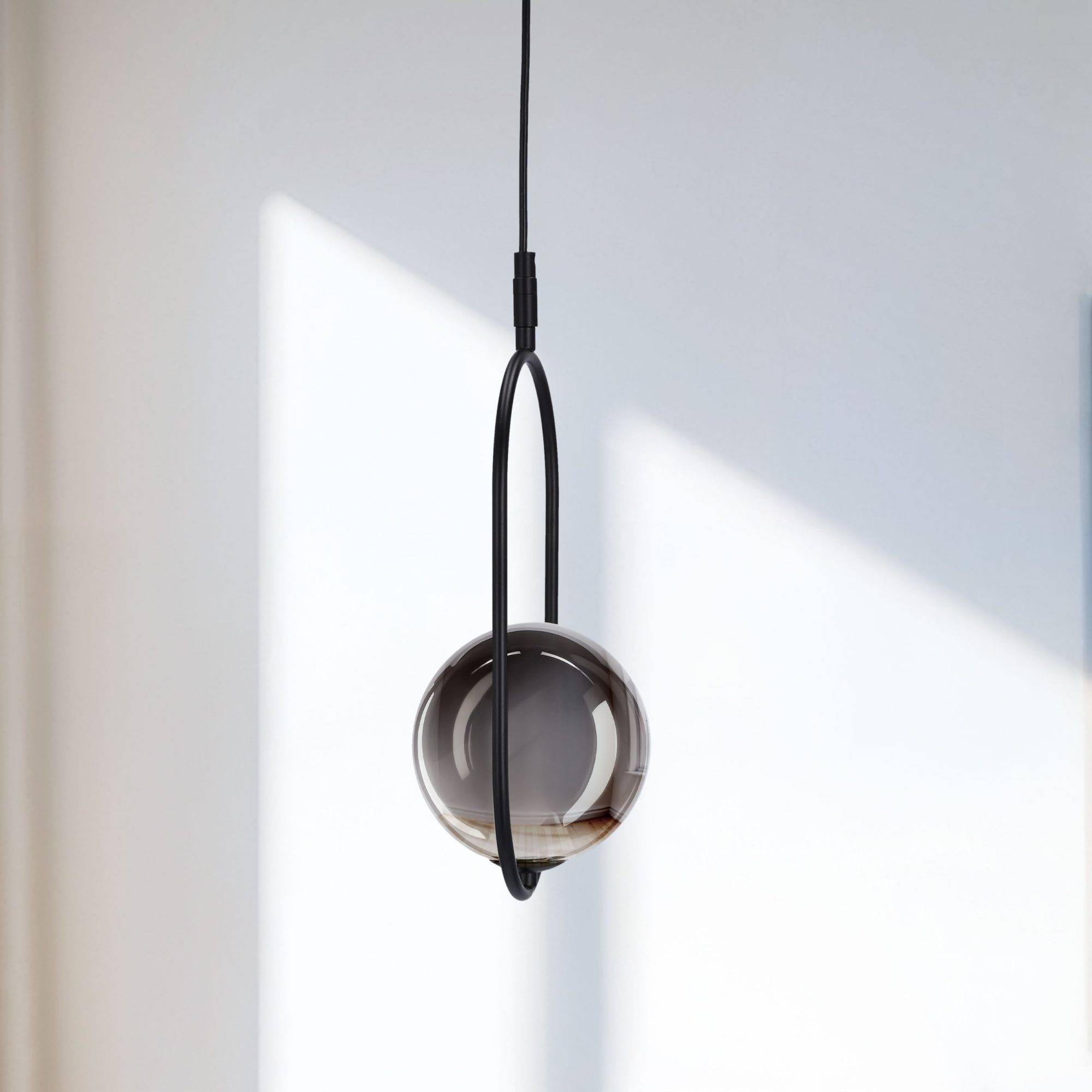 Lampa wisząca Alitio czarna z kulą widok w pomieszczeniu