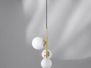 Miniaturka 3 - Lampa wisząca Alitio ze złotym mosiężnym wykończeniem i czterema białymi kulami w jasnym wnętrzu