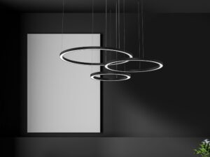 Miniaturka 11 - Czarna Alomona z trzema pierścieniami LED w ciemnej aranżacji salonu