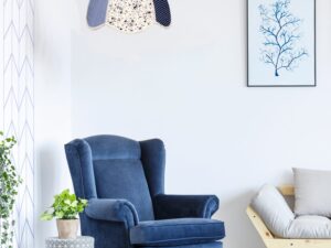 Miniaturka 2 - Niebieska lampa Alotora z abażurem z tkaniny w pokoju z granatowym fotelem