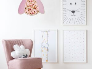 Miniaturka 3 - Różowa lampa Alotora w pokoju dziecięcym z różowym fotelem i ilustracjami