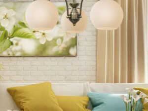 Miniaturka 1 - Lampa wisząca Amodeta z trzema kulistymi kloszami w jasnym salonie
