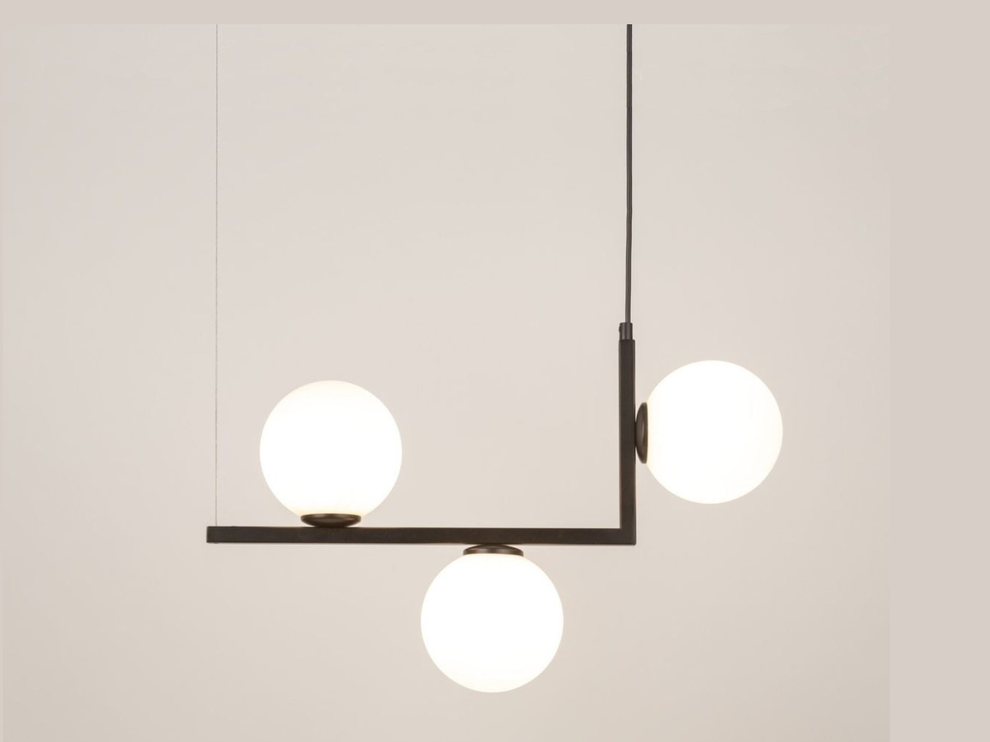 Lampa wisząca Andy 3 czarna z trzema rozświetlonymi kulami, zbliżenie