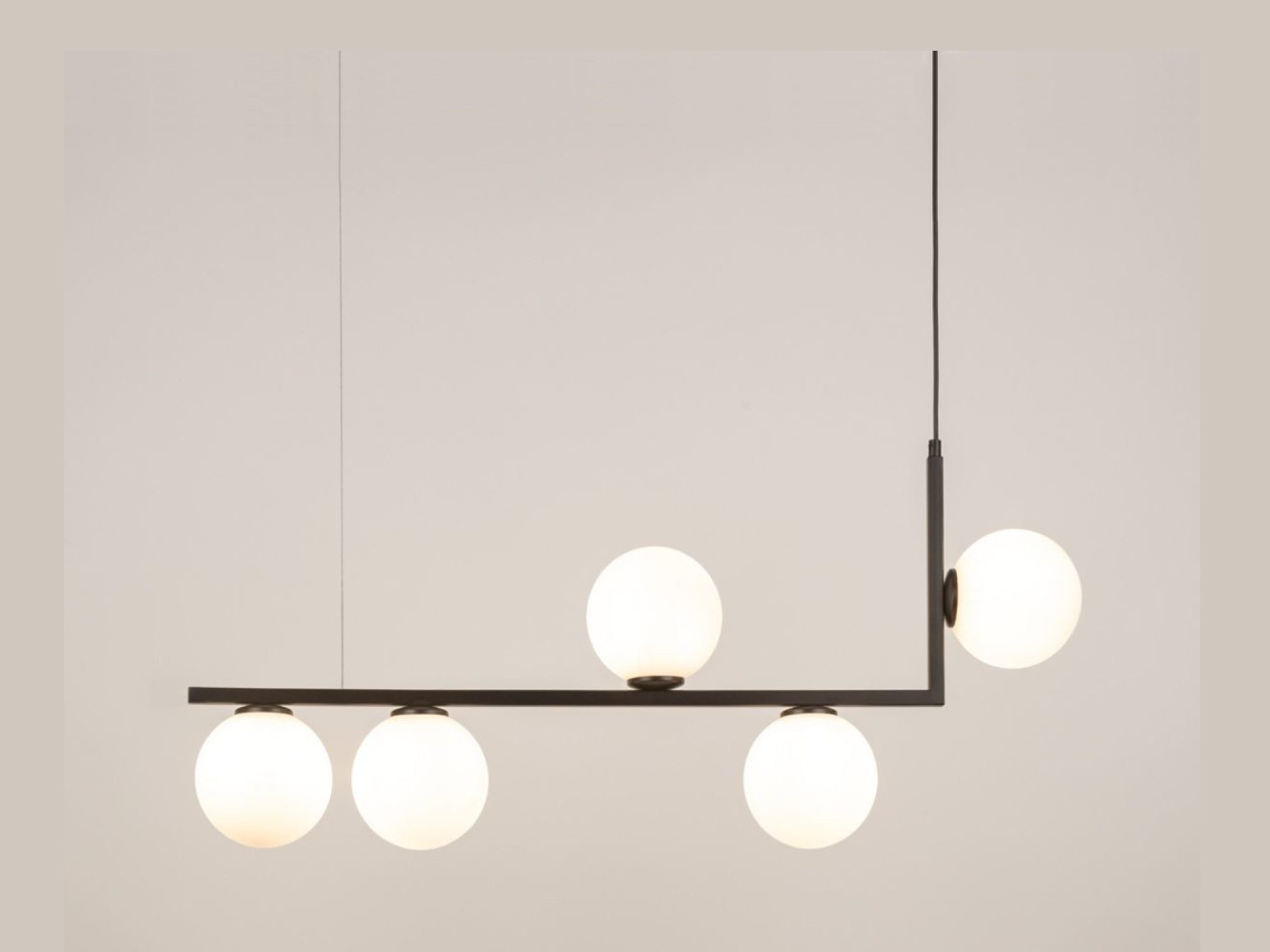 Lampa wisząca Andy 5 czarna z pięcioma białymi szklanymi kulami