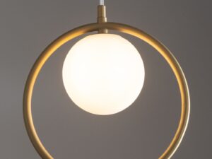 Miniaturka 5 - Lampa wisząca Aqua 1 złoty beż w aranżacji ze szklanym kloszem