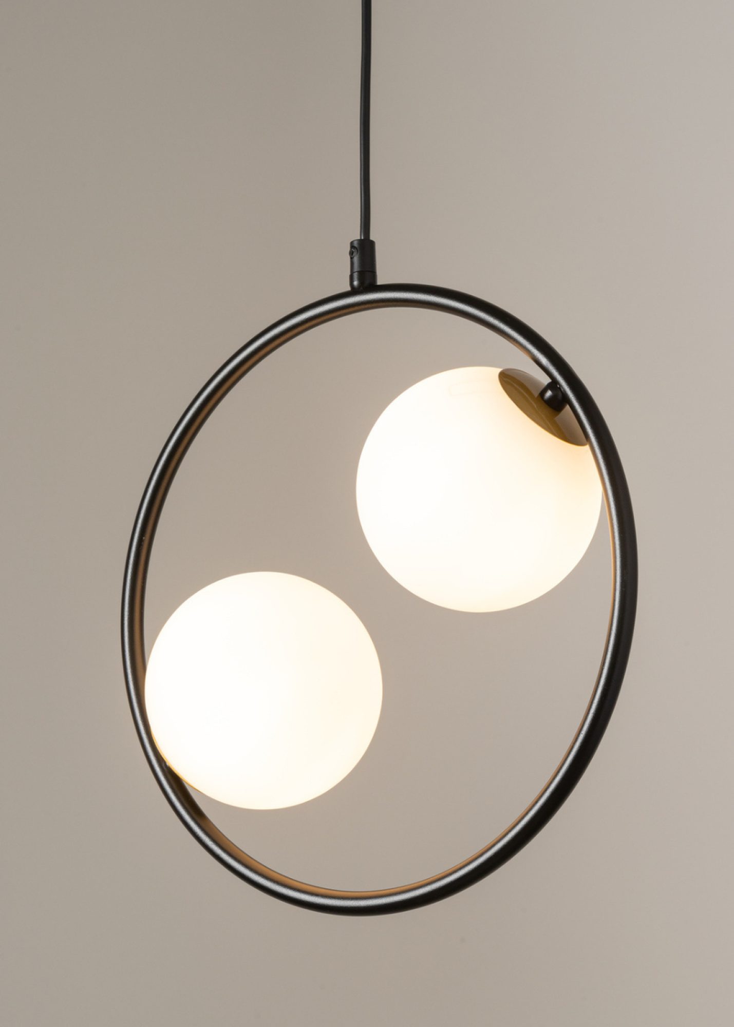 Lampa wisząca Aqua 2 czarna, dwa świecące klosze w okrągłym metalowym stelażu