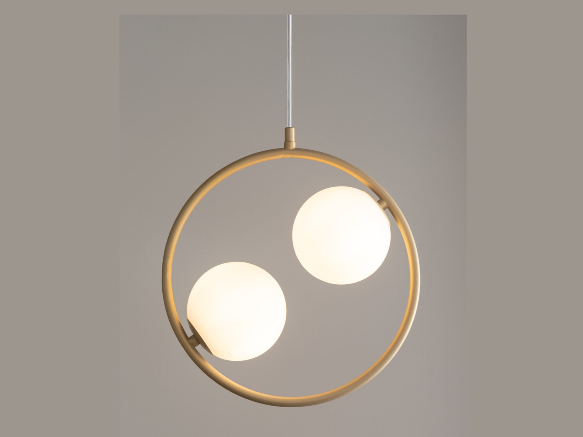 Lampa wisząca Aqua 2 złoty beż, zbliżenie na metalową obręcz i dwie świecące kule