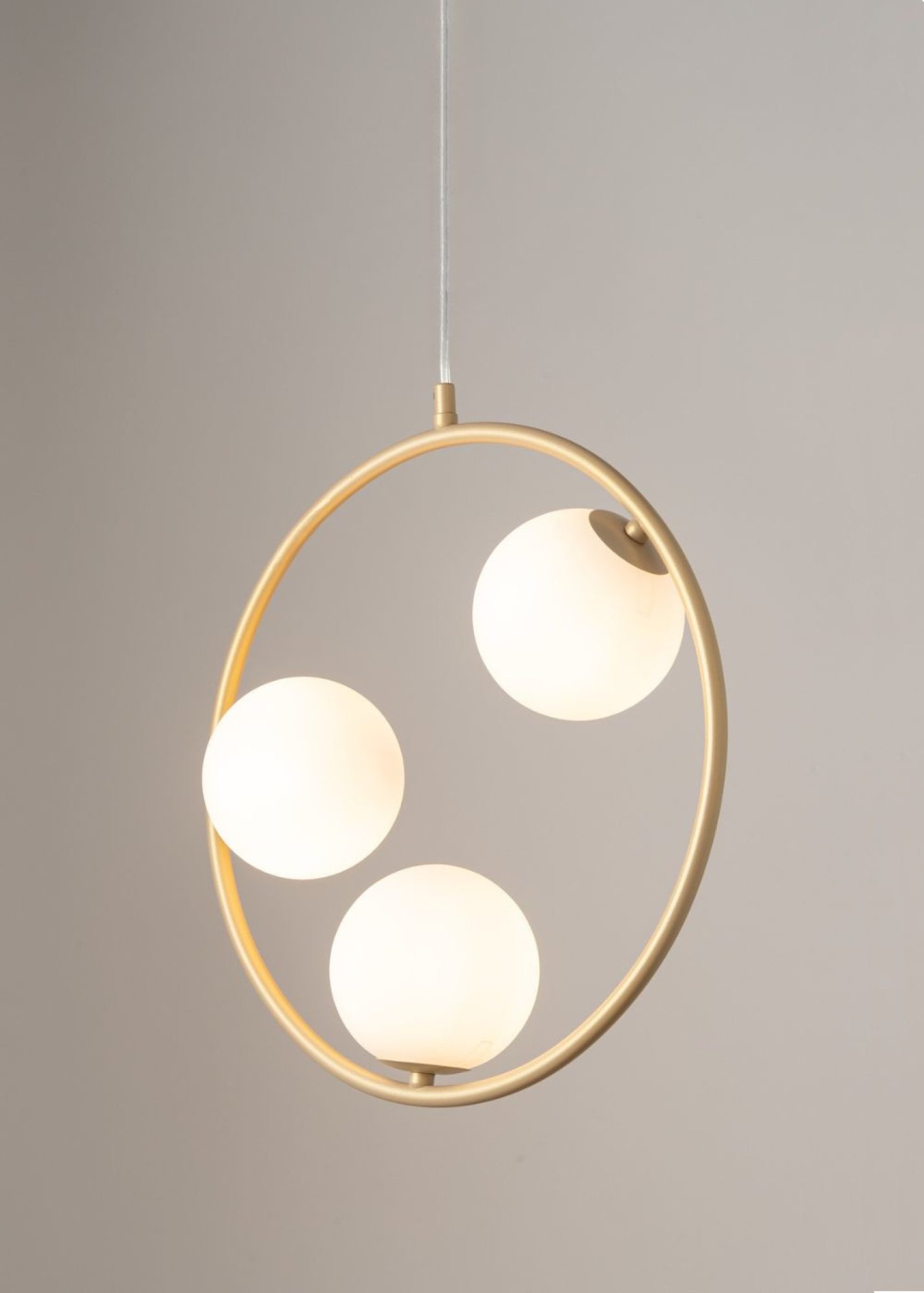 Lampa wisząca Aqua 3 złoty beż z kulistymi kloszami w aranżacji