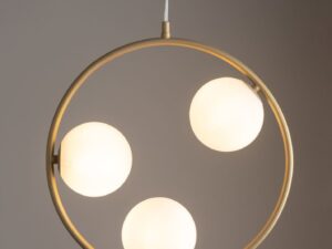 Miniaturka 2 - Lampa wisząca Aqua 3 złoty beż z trzema białymi kloszami na dodatkowym ujęciu
