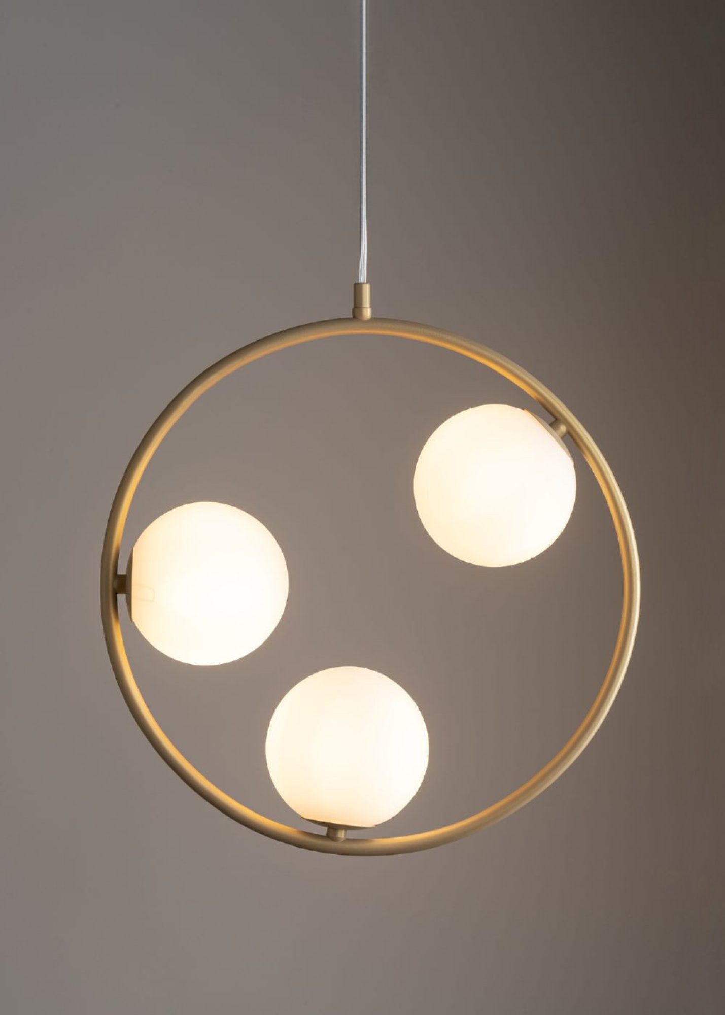 Lampa wisząca Aqua 3 złoty beż z trzema białymi kloszami na dodatkowym ujęciu