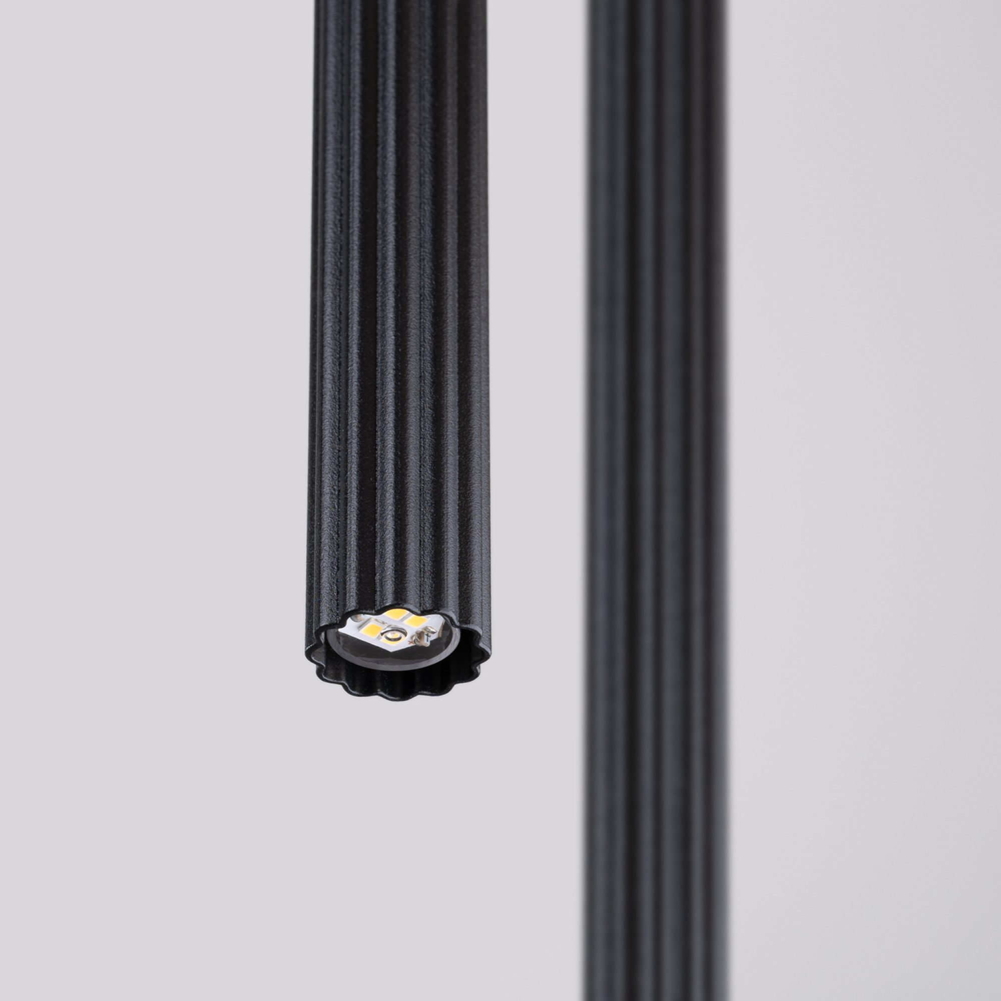 Lampa wisząca ARCANA 2P czarna – zakończenie tuby z bliska