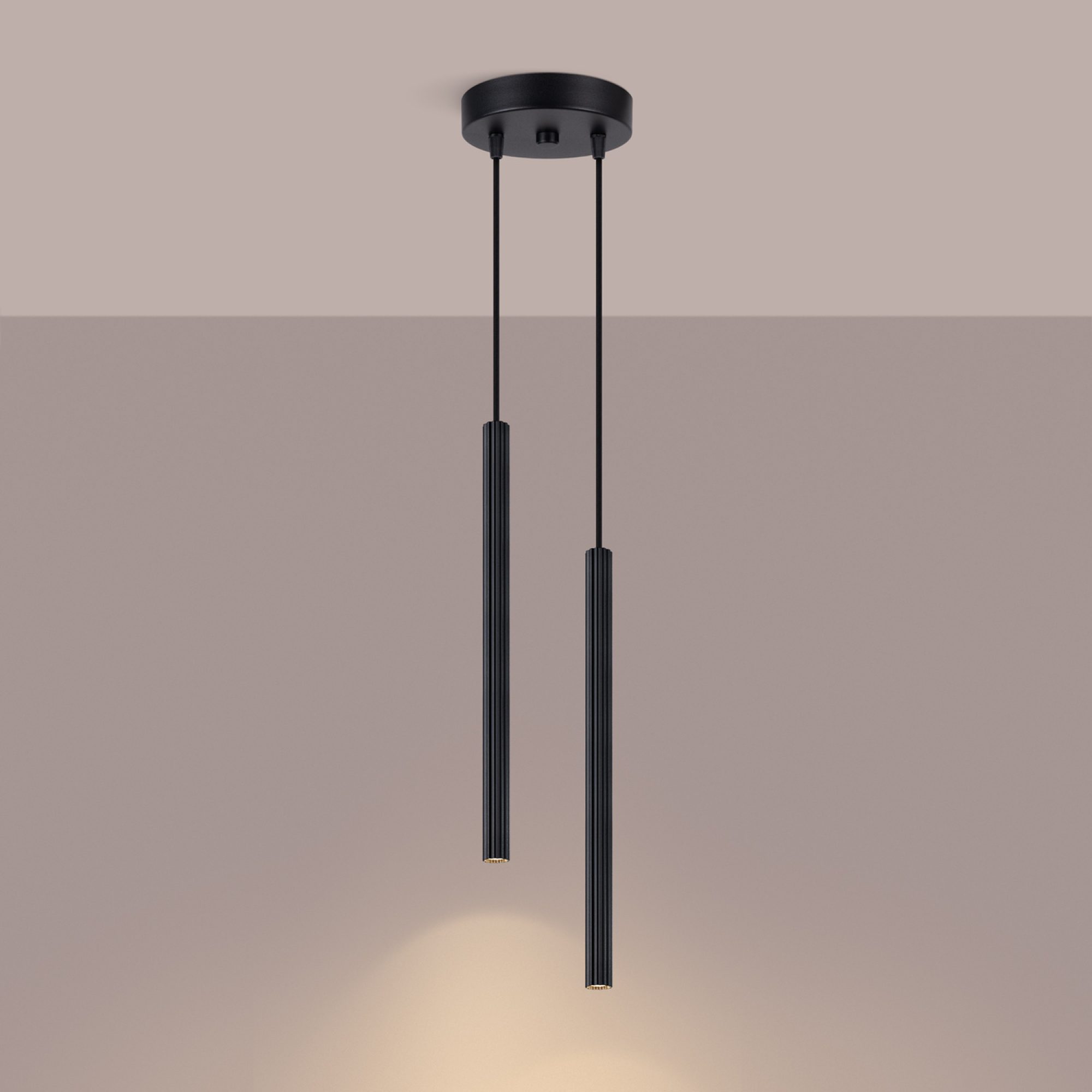 Lampa wisząca ARCANA 2P czarna z włączonym światłem