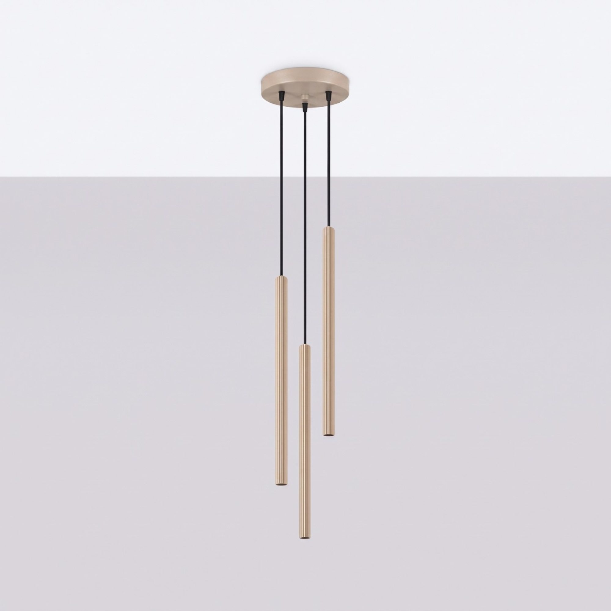 Lampa wisząca ARCANA 3P taupe zawieszona przy jasnej ścianie
