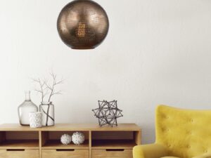 Miniaturka 1 - Kulista lampa wisząca Arotio w jasnobrązowym kolorze nad meblami salonu